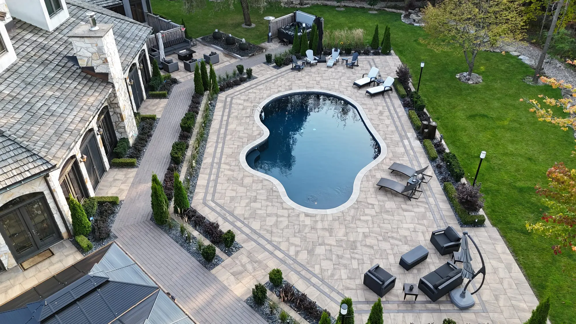 Cour arrière d'une grande propriété avec piscine et jardins