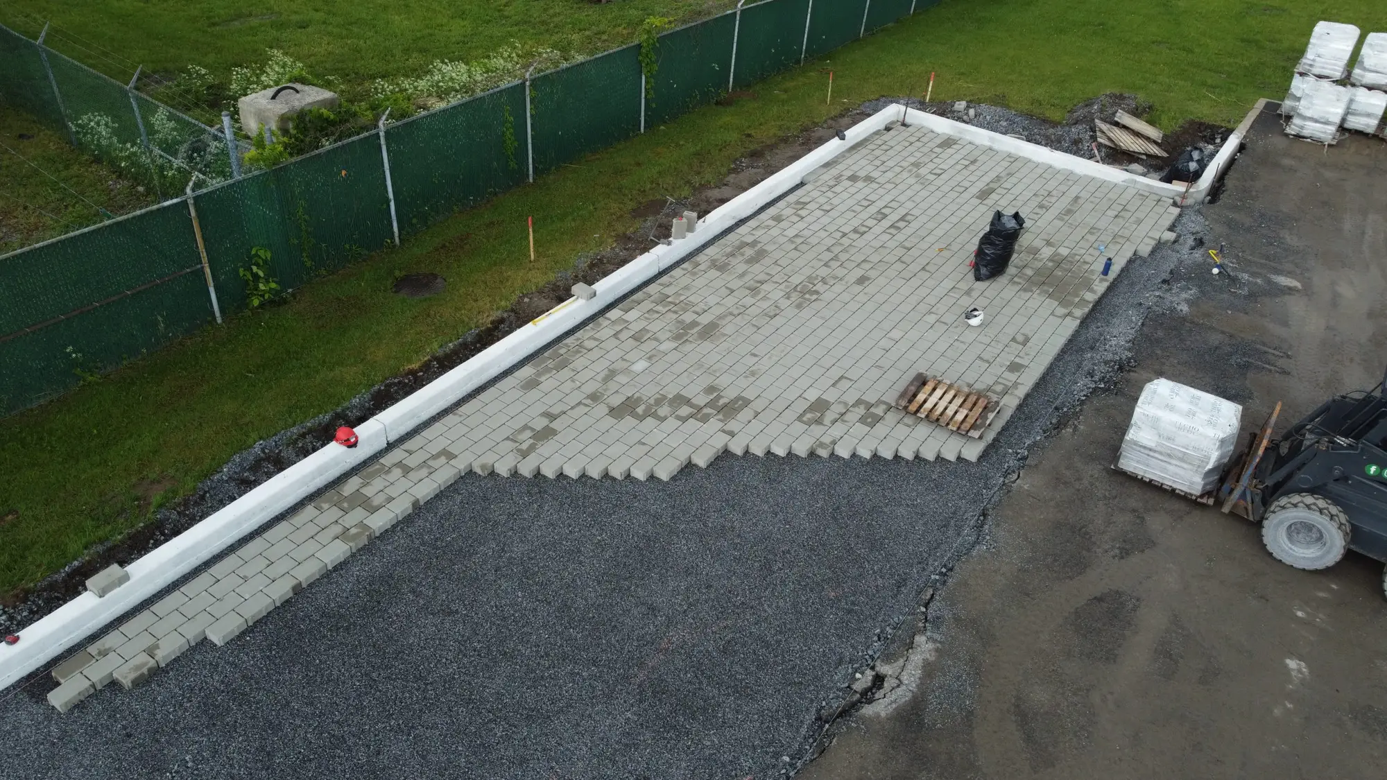 Travaux de pavage et d'aménagement d'un site commercial en cours