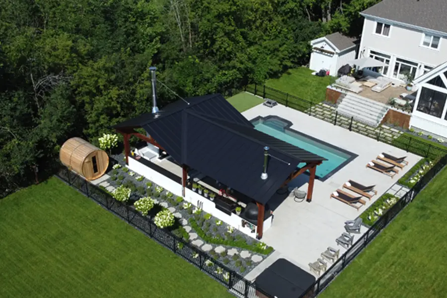 Vue aérienne d'une cour arrière avec piscine, pavillon et jardins